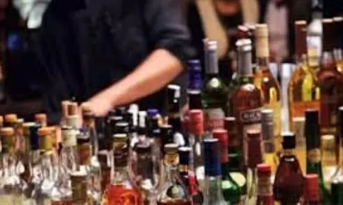 भारी मात्रा में विदेशी शराब के साथ एक कारोबारी गिरफ्तार