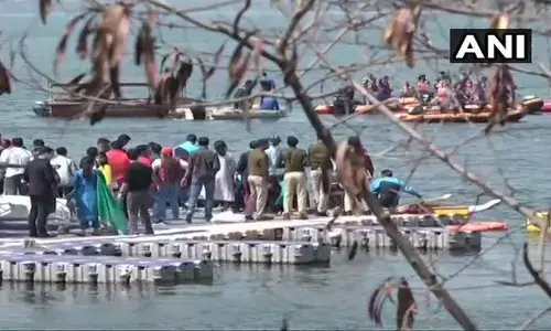 IPS सर्विस मीट के दौरान भोपाल में पलटी नाव, DGP की पत्नी भी थीं मौजूद IPS सर्विस मीट के दौरान भोपाल में पलटी नाव, DGP की पत्नी भी थीं मौजूद