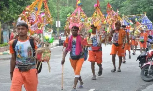 कावड़ियों की सेवा कर पुण्य कमा रही है जेवर पुलिस कावड़ियों की सेवा कर पुण्य कमा रही है जेवर पुलिस