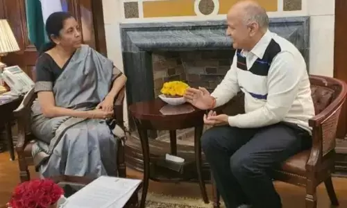 वित्त मंत्री से मिले मनीष सिसोदिया, केंद्रीय करों में दिल्ली का हिस्सा मांगा, तो सीतारमण ने दिया ये जवाब?