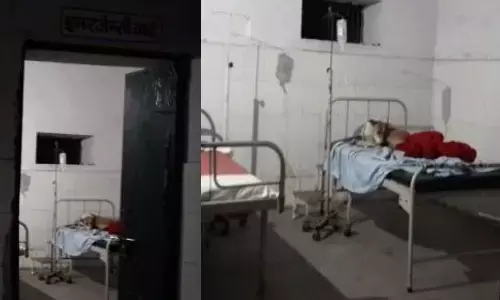 पीलीभीत: स्वास्थ्य विभाग की लापरवाही इमरजेंसी वार्ड में बैठे आवारा कुत्ते,देंखे वीडियों पीलीभीत: स्वास्थ्य विभाग की लापरवाही इमरजेंसी वार्ड में बैठे आवारा कुत्ते,देंखे वीडियों