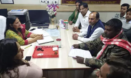 जिला अस्पताल में अपनी मांगों को लेकर धरने पर बैठे कर्मचारियों को काग्रेंस ने दिया समर्थन जिला अस्पताल में अपनी मांगों को लेकर धरने पर बैठे कर्मचारियों को काग्रेंस ने दिया समर्थन