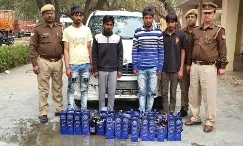 4 शराब तस्करो को पुलिस ने किया गिरफ्तार, जाइलो गाङी समेत 42 पेटी अग्रेजी शराब बरामद