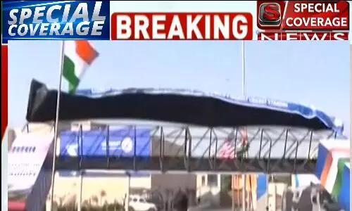 बड़ी खबर: जिस गेट से मोटेरा स्टेडियम में मोदी-ट्रंप को घुसना था, अभी अभी भरभरा कर गिर गया बड़ी खबर: जिस गेट से मोटेरा स्टेडियम में मोदी-ट्रंप को घुसना था, अभी अभी भरभरा कर गिर गया