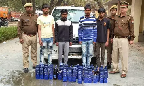 4 शराब तस्करो को पुलिस ने किया गिरफ्तार, जाइलो गाङी समेत 42 पेटी अग्रेजी शराब बरामद 4 शराब तस्करो को पुलिस ने किया गिरफ्तार, जाइलो गाङी समेत 42 पेटी अग्रेजी शराब बरामद