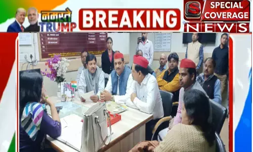 नोएडा में सपा ने दिया अस्पताल में संविदा कर्मियों के समर्थन में धरना