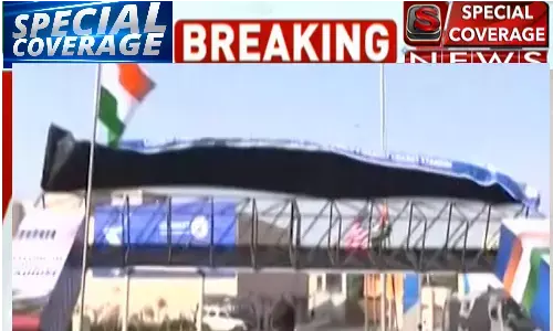 बड़ी खबर: जिस गेट से मोटेरा स्टेडियम में मोदी-ट्रंप को घुसना था, अभी अभी भरभरा कर गिर गया