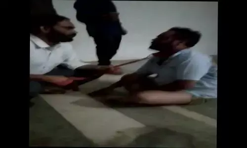 गाजियाबाद में पहनाया इंजीनियर को कुत्ते का पट्टा, जानते हो क्यों?