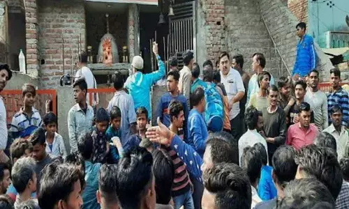 अलीगढ़ में माहौल तनावपूर्ण, ऊपरकोट में प्रदर्शन, शाहजमाल में भी तनाव, पुलिस का लाठीचार्ज अलीगढ़ में माहौल तनावपूर्ण, ऊपरकोट में प्रदर्शन, शाहजमाल में भी तनाव, पुलिस का लाठीचार्ज