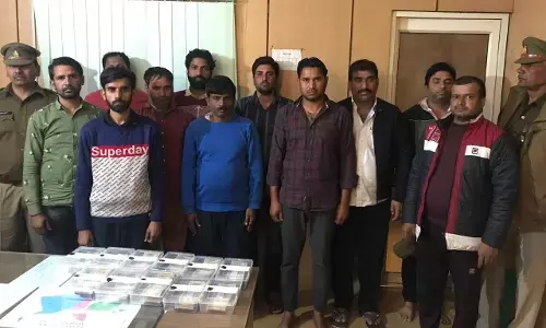 नोटबंदी के 3 साल बीत जाने के बाद भी भारी संख्या में मिले पुराने नोट, आरोपियों में ग्रेटर प्राधिकरण का बाबू भी शामिल