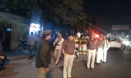 गाजियाबाद :फर्जी पुलिस वाला बन लोगो को यूपी गेट के पास रोककर अवैध वसूली करने वाला गैंग गिरफ्तार, चौकी इंचार्ज सस्पेंड