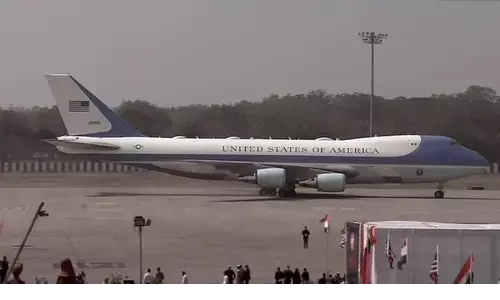 भारत पहुंचे डोनाल्ड ट्रंप, मोदी स्वागत करने को बेकरार, विमान की लैडिंग वीडियों देंखे