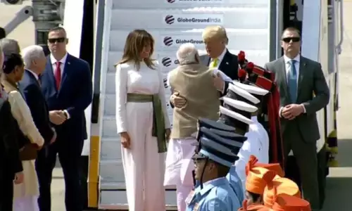 Donald Trump LIVE: अहमदाबाद पहुंचे ट्रंप का मोदी ने गले लगाकर किया स्वागत, मेलानिया-इवांका भी साथ Donald Trump LIVE: अहमदाबाद पहुंचे ट्रंप का मोदी ने गले लगाकर किया स्वागत, मेलानिया-इवांका भी साथ