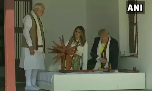 वीडियों में देंखे जब Donald Trump ने साबरमती आश्रम में चलाया चरखा वीडियों में देंखे जब Donald Trump ने साबरमती आश्रम में चलाया चरखा