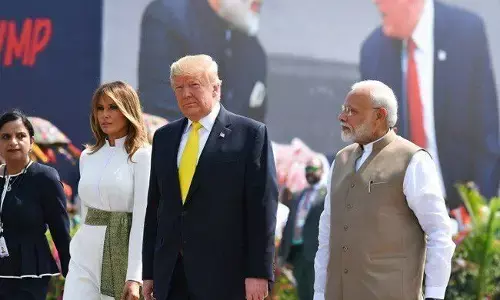ट्रम्प आगरा में 2 घंटे रहेंगे, 21 जगहों पर 3000 कलाकार स्वागत करेंगे; 14 किमी के रूट पर 10 हजार सुरक्षाकर्मी तैनात ट्रम्प आगरा में 2 घंटे रहेंगे, 21 जगहों पर 3000 कलाकार स्वागत करेंगे; 14 किमी के रूट पर 10 हजार सुरक्षाकर्मी तैनात