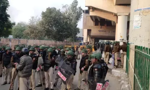 दिल्ली मेट्रो में सफर करने से पहले पढ़े ये खबर, जाफराबाद और मौजपुर समेत 5 मेट्रो स्टेशन बंद, प्रदर्शनकारियों ने पेट्रोल पंप में लगाई आग दिल्ली मेट्रो में सफर करने से पहले पढ़े ये खबर, जाफराबाद और मौजपुर समेत 5 मेट्रो स्टेशन बंद, प्रदर्शनकारियों ने पेट्रोल पंप में लगाई आग