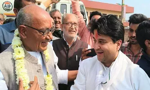 बंद कमरे में तय थी मुलाकात, बीच सड़क गले मिले, लेकिन फिर महाराजा सिंधिया और राजा दिग्गी चलते बने