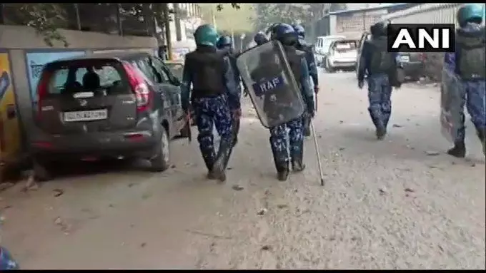 दिल्ली में बिगड़े हालात: रात तीन बजे के बाद आगजनी के 45 कॉल , तीन फायरमैन घायल, दमकल की एक गाड़ी को जलाया दिल्ली में बिगड़े हालात: रात तीन बजे के बाद आगजनी के 45 कॉल , तीन फायरमैन घायल, दमकल की एक गाड़ी को जलाया