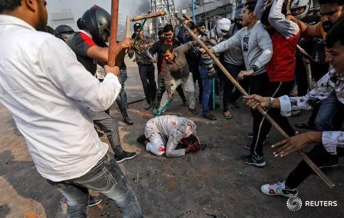 डोनाल्ड ट्रंप दिल्ली में, मंगलवार को सवेरे से हिंसा शुरू, ताबड़तोड़ बैठकों के बीच अमित शाह ने संभाली कमान डोनाल्ड ट्रंप दिल्ली में, मंगलवार को सवेरे से हिंसा शुरू, ताबड़तोड़ बैठकों के बीच अमित शाह ने संभाली कमान