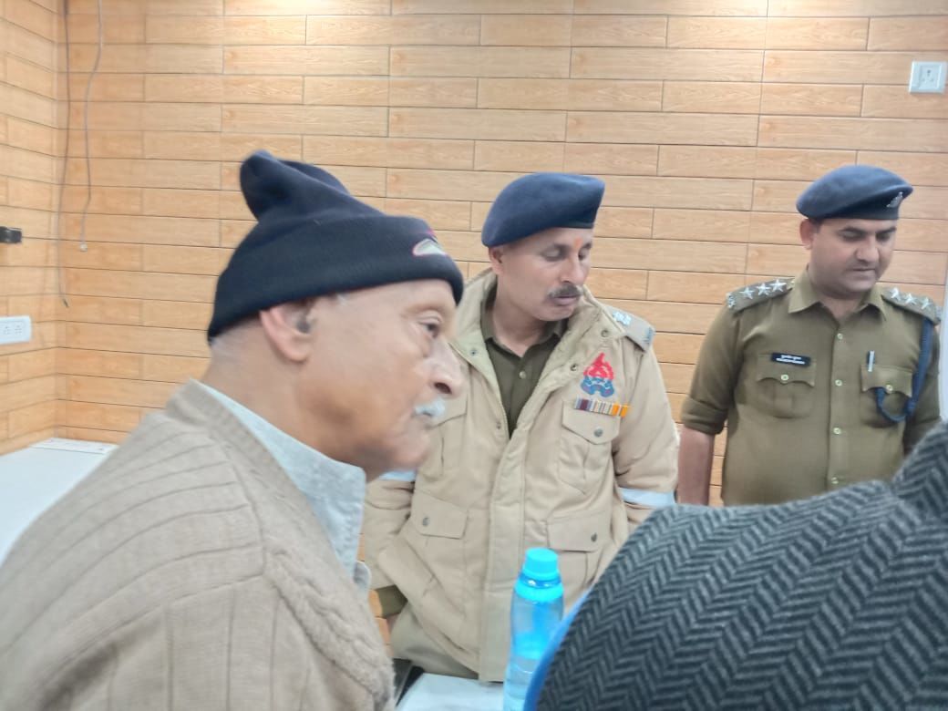 बिजनौर में टाइल्स की दूकान में बदमाशों ने की लूट बिजनौर में टाइल्स की दूकान में बदमाशों ने की लूट