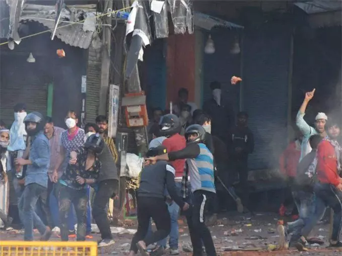 दिल्ली हिंसा : डीसीपी अमित शर्मा की हालत अब खतरे से बाहर, देर रात होश में आये