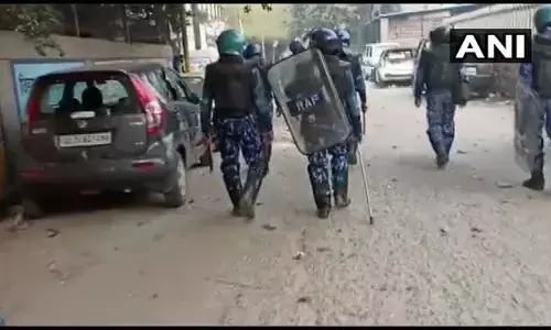 दिल्ली में बिगड़े हालात: रात तीन बजे के बाद आगजनी के 45 कॉल , तीन फायरमैन घायल, दमकल की एक गाड़ी को जलाया दिल्ली में बिगड़े हालात: रात तीन बजे के बाद आगजनी के 45 कॉल , तीन फायरमैन घायल, दमकल की एक गाड़ी को जलाया