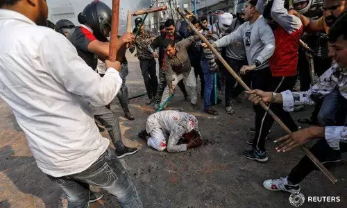 डोनाल्ड ट्रंप दिल्ली में, मंगलवार को सवेरे से हिंसा शुरू, ताबड़तोड़ बैठकों के बीच अमित शाह ने संभाली कमान डोनाल्ड ट्रंप दिल्ली में, मंगलवार को सवेरे से हिंसा शुरू, ताबड़तोड़ बैठकों के बीच अमित शाह ने संभाली कमान