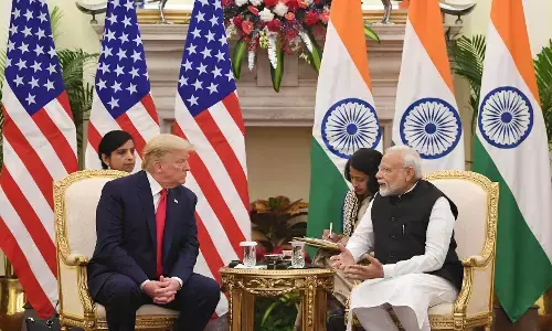 भारत-अमेरिका के बीच 3 अरब डॉलर की डिफेंस डील पर दस्तखत भारत-अमेरिका के बीच 3 अरब डॉलर की डिफेंस डील पर दस्तखत