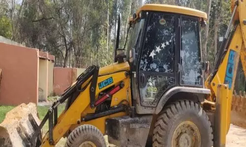खनन में लगे जेसीबी व हाईवा को थाना जारचा पुलिस ने पकड़ा खनन में लगे जेसीबी व हाईवा को थाना जारचा पुलिस ने पकड़ा