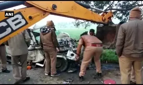 रामपुर: कार और बस में टक्कर, 5 लोगों की मौत रामपुर: कार और बस में टक्कर, 5 लोगों की मौत