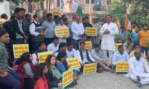 рдХрд┐рд╕рд╛рдиреЛрдВ рдХреА рд╕рдорд╕реНрдпрд╛рдУрдВ рдХреЛ рд▓реЗрдХрд░ рдХрд╛рдЧреНрд░реЗрдВрд╕ рдХрд╛рд░реНрдпрдХрд░реНрддрд╛рдУрдВ рдиреЗ рдХрд┐рдпрд╛ рд╡рд┐рдзрд╛рдпрдХ рдЖрд╡рд╛рд╕ рдХрд╛ рдШреЗрд░рд╛рд╡ рдХрд┐рд╕рд╛рдиреЛрдВ рдХреА рд╕рдорд╕реНрдпрд╛рдУрдВ рдХреЛ рд▓реЗрдХрд░ рдХрд╛рдЧреНрд░реЗрдВрд╕ рдХрд╛рд░реНрдпрдХрд░реНрддрд╛рдУрдВ рдиреЗ рдХрд┐рдпрд╛ рд╡рд┐рдзрд╛рдпрдХ рдЖрд╡рд╛рд╕ рдХрд╛ рдШреЗрд░рд╛рд╡