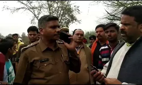 प्रतापगढ़: ग्राम प्रधान की भतीजे का हुआ अपहरण, ग्रामीण कर रहे हंगामा प्रतापगढ़: ग्राम प्रधान की भतीजे का हुआ अपहरण, ग्रामीण कर रहे हंगामा