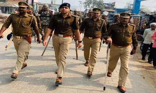 शांति एवं अमन चैन स्थापित करने हेतु पुलिस ने निकाला फ्लैग मार्च