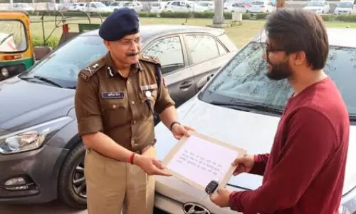 लूट के वाहनों की चाबी मालिकोे को सौंप पुलिस कमिश्नर आलोक सिंह ने लौटायी उनकी मुस्कान