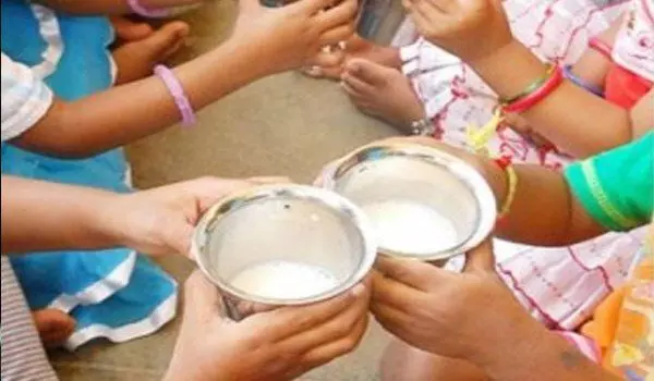 400 ग्राम दूध को 32 बच्चों को कैसे बांटा गया जानकर हो जायेंगे हैरान