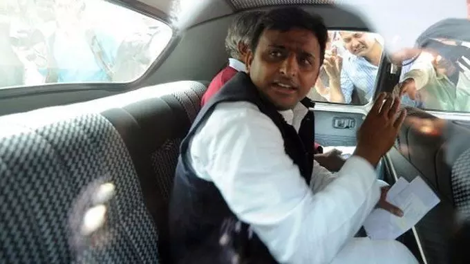 आजम खां और उनके परिवार से अखिलेश यादव ने की मुलाकात, 45 मिनट तक हुई बातचीत आजम खां और उनके परिवार से अखिलेश यादव ने की मुलाकात, 45 मिनट तक हुई बातचीत