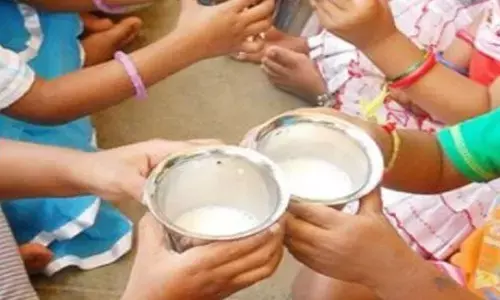 400 ग्राम दूध को 32 बच्चों को कैसे बांटा गया जानकर हो जायेंगे हैरान 400 ग्राम दूध को 32 बच्चों को कैसे बांटा गया जानकर हो जायेंगे हैरान