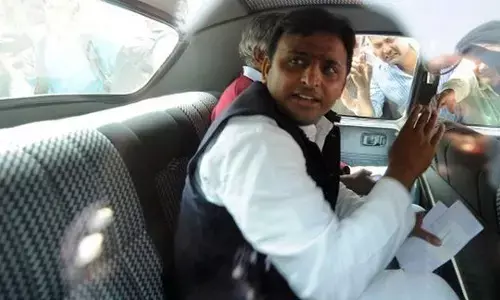 आजम खां और उनके परिवार से अखिलेश यादव ने की मुलाकात, 45 मिनट तक हुई बातचीत आजम खां और उनके परिवार से अखिलेश यादव ने की मुलाकात, 45 मिनट तक हुई बातचीत