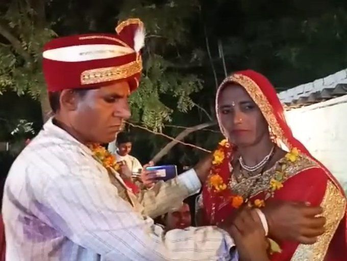 यूपी में 20 साल लिव-इन रिलेशनशिप में रहने के बाद हसीरुन निशा बनीं मालती, प्रेम विवाह में उमड़ा पूरा गांव यूपी में 20 साल लिव-इन रिलेशनशिप में रहने के बाद हसीरुन निशा बनीं मालती, प्रेम विवाह में उमड़ा पूरा गांव