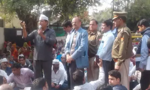 नोएडा प्राधिकरण पर धरना दे रहे किसानों की हुयी पुलिस से झड़प नोएडा प्राधिकरण पर धरना दे रहे किसानों की हुयी पुलिस से झड़प