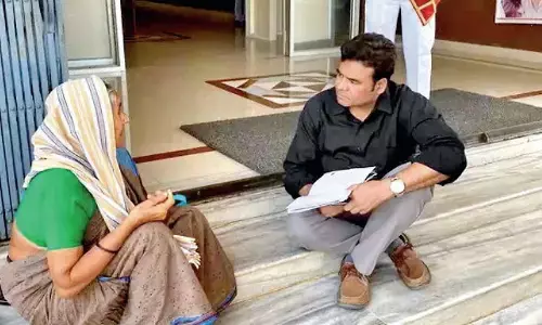 डीएम ने दफ्तर की सीढ़ियों पर बैठकर वृद्ध महिला की शिकायत सुनी, तुरंत समाधान कराया डीएम ने दफ्तर की सीढ़ियों पर बैठकर वृद्ध महिला की शिकायत सुनी, तुरंत समाधान कराया