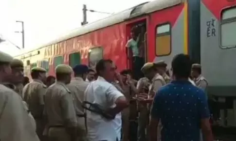 राजधानी एक्सप्रेस में बम की खबर झूठी जांच के बाद ट्रेन डिब्रूगढ़ रवाना राजधानी एक्सप्रेस में बम की खबर झूठी जांच के बाद ट्रेन डिब्रूगढ़ रवाना