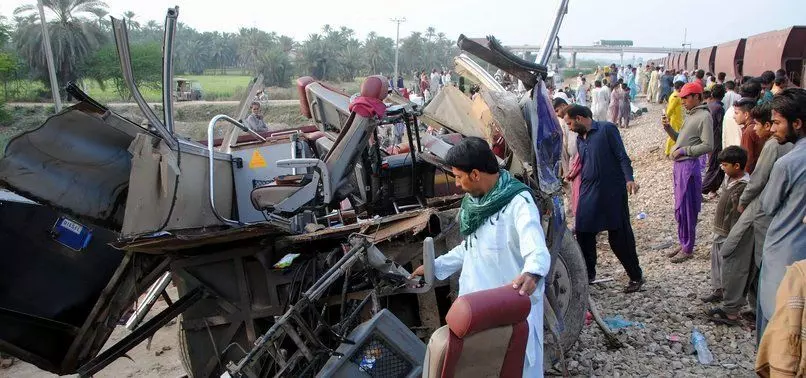 पाकिस्तान में बड़ा हादसा, रेलवे क्रॉसिंग पर बस और ट्रेन की टक्कर; 20 की मौत, 50 जख्मी