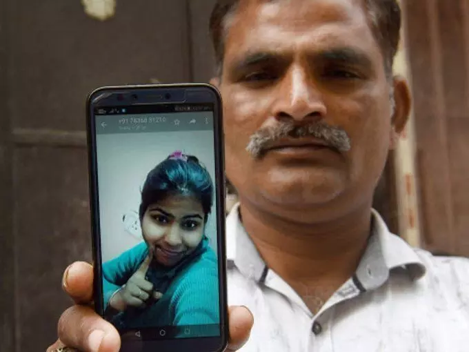 इन्हें देखा है क्या? दिल्ली दंगों के बाद एक बाप अपनी बेटी ढूंढ रहा है, इसे शेयर करें और पहचान में मदद करें!