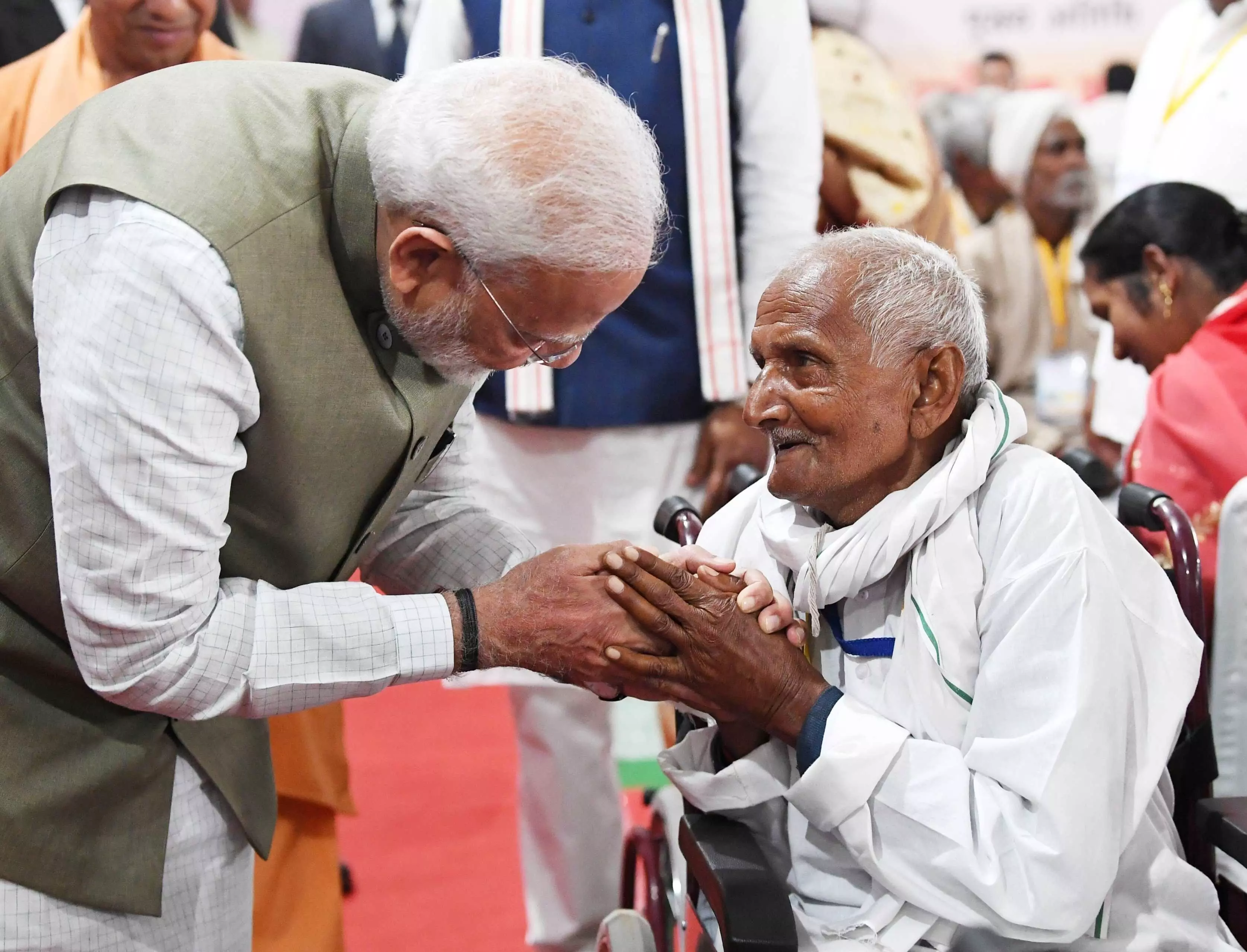 जब मोदी ने दिव्यांग विवेक से कहा कि एक सेल्फी हो जाए दोस्त जब मोदी ने दिव्यांग विवेक से कहा कि एक सेल्फी हो जाए दोस्त