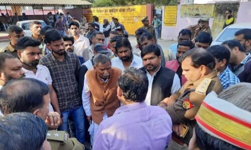 किसान की मौत में मुकदमा लिखने पर अड़ा परिवार, सियासत गरमाई किसान की मौत में मुकदमा लिखने पर अड़ा परिवार, सियासत गरमाई