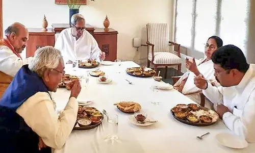 जब अमित शाह और ममता बनर्जी ने एक टेबल पर साथ किया लंच, नवीन पटनायक के घर नीतीश भी थे मौजूद जब अमित शाह और ममता बनर्जी ने एक टेबल पर साथ किया लंच, नवीन पटनायक के घर नीतीश भी थे मौजूद