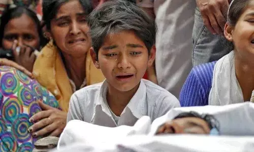 दो दिन से यह तस्वीर कई बार आंखों के सामने आ चुकी है, शब्द लिखते लिखते रो पड़ा मन दो दिन से यह तस्वीर कई बार आंखों के सामने आ चुकी है, शब्द लिखते लिखते रो पड़ा मन