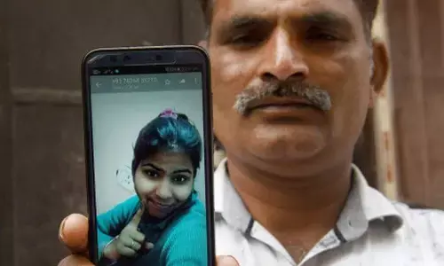 इन्हें देखा है क्या? दिल्ली दंगों के बाद एक बाप अपनी बेटी ढूंढ रहा है, इसे शेयर करें और पहचान में मदद करें! इन्हें देखा है क्या? दिल्ली दंगों के बाद एक बाप अपनी बेटी ढूंढ रहा है, इसे शेयर करें और पहचान में मदद करें!