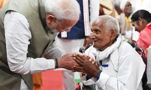 जब मोदी ने दिव्यांग विवेक से कहा कि एक सेल्फी हो जाए दोस्त